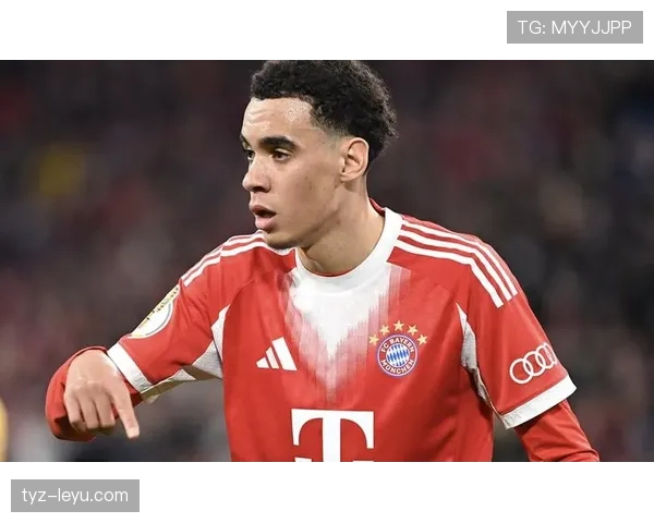 穆西亚拉冷静应对犯规，展现卓越球场智慧与竞技韧性