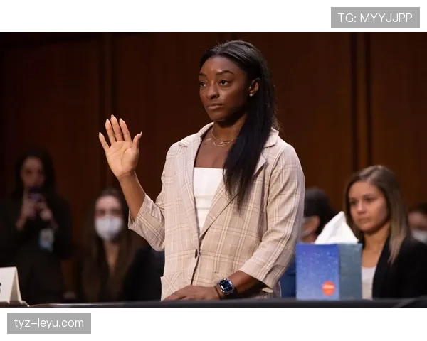 刚刷到西蒙·拜尔斯家居照，家里训练场＋SPA＋衣帽间同框，感觉人生被碾压